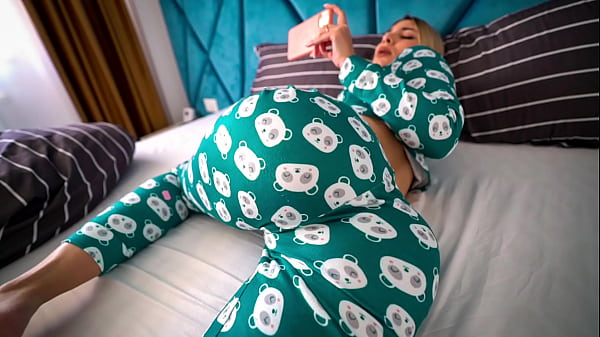 Kakak Tiri Ketahuan Nonton Film Porno, Lalu Kubantu Sampai Klimaks Dan Merengek Minta Dikasih Isi