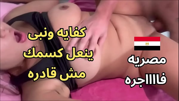 عاهرة ساخنة على البلكونة تلهو بكسي على السور وتثير جارها الذي ينزل لينيكها بشهوة جامحة