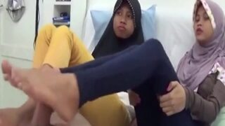 Video Panas Dua Cewek 18 Tahun Bangladesh Kasih Pijatan Kaki Yang Bikin Tegang