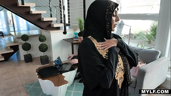 Kylie Kingston Selalu Takut Mengakui Hasrat Terdalamnya, Terlebih Karena Dia Begitu Taat Pada Agama.