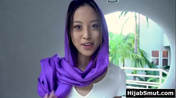 Gadis Muslimah Panas Meronta Tak Kuasa Menahan Hasrat Bercinta