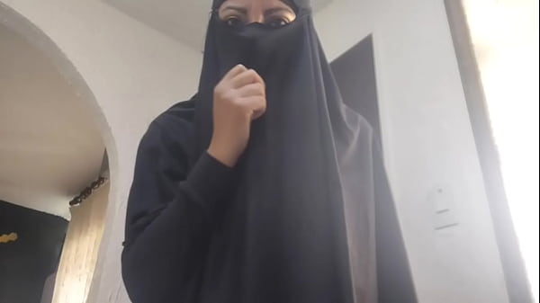 Milf Arab Mengocok Memek Sampai Muncrat Deras Di Webcam, Pakai Cadar Tapi Tetap Hot Banget!