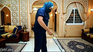 Hijab Cewek Pembantu Rumah Tangga Disuruh Nyedot Kontol Majikan Sampe Nelen Semua Sperma.