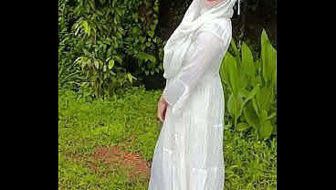 Memamerkan Pantat Hijabiku Di Alam Terbuka