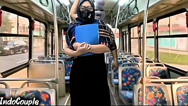 Isteri Muslim Habis Pulang Kampus Sendirian Di Bus, Langsung Digaruk Orang Asing Sambil Jilbabnya Tetap Dipakai.