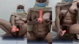 Janda Mukenah Colok Memek Basah, Gak Tahan Sange Minta Digenjot.
