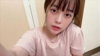 Mama Lagi Tidur, Pas Mandi Badan Bau Amis, Langsung Colokin Jari Ke Memek Sambil Ngocok Sendiri.