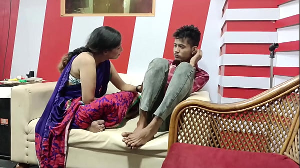Ibu Tiri India Montok Seksi Ngewe Anak Tiri Dengan Gairah Panas.