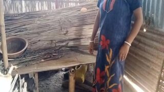 Babu Bihari Ngenceng Malkinnya Di Gubuk Tepi Sawah, Sambil Digebahin Keras Di Luar.