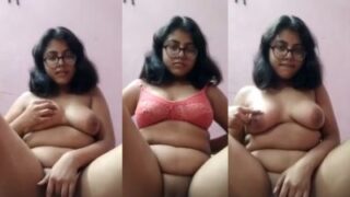Cewek Chashmish Toket Gede Remes Tetek Sambil Colokin Jari