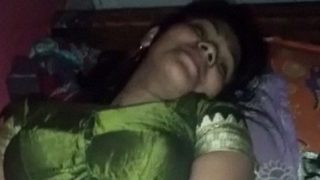 Pengantin Baru Malu-malu Buka Paha Pas Tunjukin Memek.