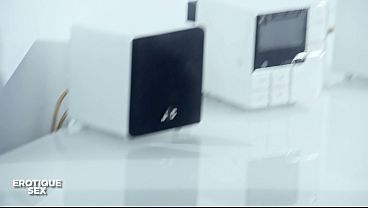 Gadis Asia Seksi Sambil Pegang Pedang Katana, Naik Turun Di Atas Kontol Pacarnya.