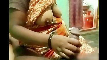 Cewek India Tua Masturbasiin Kontol Bocah