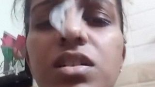 Cewek Tamil Sri Lanka Pamerin Tetek Sama Memeknya Yang Basah.
