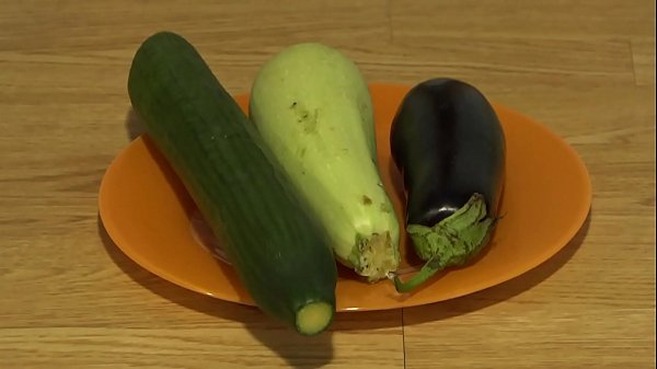 Colong Kontol Pakai Sayur Gede, Dimasukin Dalem Bontot Basah Sampe Bolong Nganga.