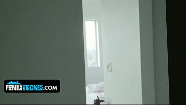 Ibu Tiri Berambut Pirang Tebal Daisy Stone Terima Mancuran Kencan Dari Adik Tiri Yang Horny