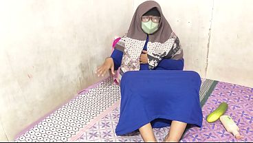 Cewek Hijab Indonesia Lagi Asik Colmek Sambil Nahan Desahan