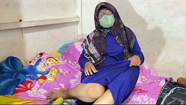 Wanita Berjilbab Lagi Mainin Diri Sendiri Sampe Nikmat